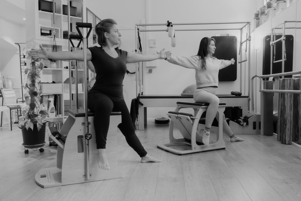 Eugenia Nanni et une passionnée de pilates sur les deux Wunda Chair du studio Pilates Saint-Mandé